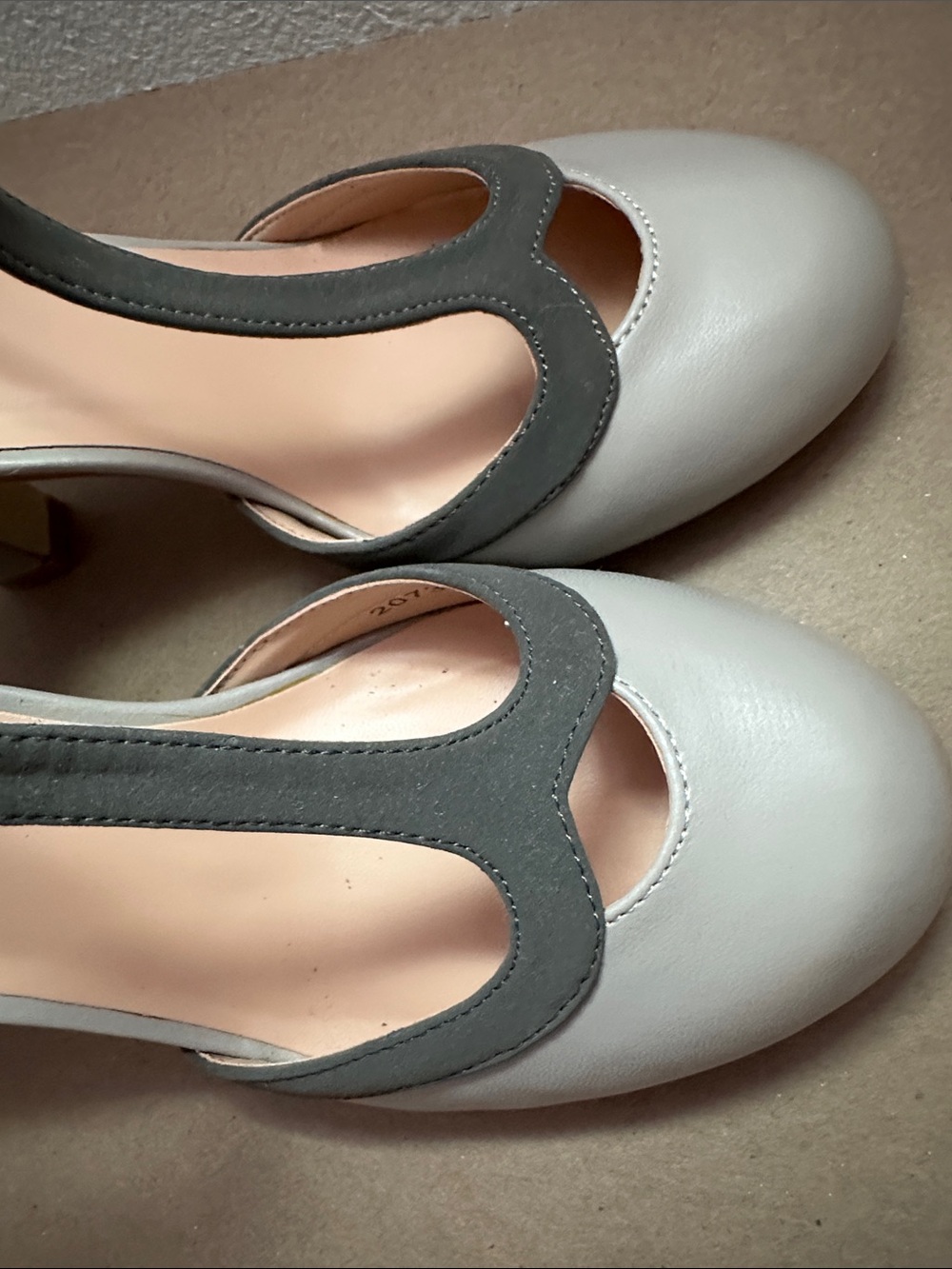 Classic Two-Tone T-Strap Women's Heels in Light and Dark Gray Size 7 - Picture 6 of 10